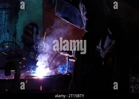 Les soudeurs travaillant à l'usine fait metal Banque D'Images