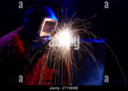 Les soudeurs travaillant à l'usine fait metal Banque D'Images