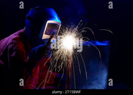 Les soudeurs travaillant à l'usine fait metal Banque D'Images