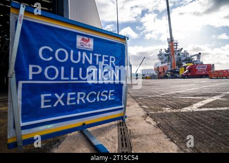 Un panneau « exercice de contre-pollution » vu au port d'Aberdeen, où l'Agence maritime et des garde-côtes (MCA) a effectué un exercice national de formation contre-pollution. Date de la photo : mercredi 11 octobre 2023. Banque D'Images