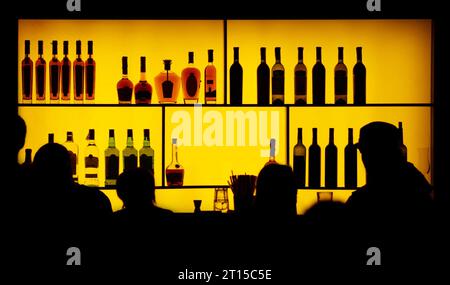 silhouette de gens contre d'un bar dans une boîte de nuit Banque D'Images