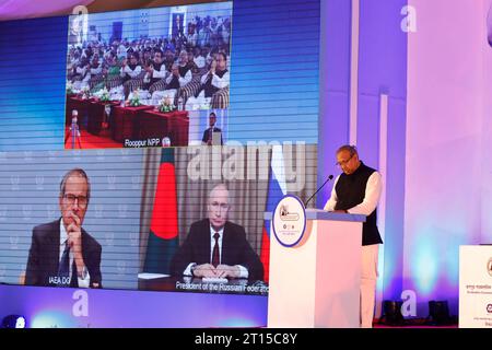 Pabna, Bangladesh - 05 octobre 2023 : le Premier ministre bangladais Sheikh Hasina et le président russe Vladimir Poutine ont assisté virtuellement à la poupe nucléaire Banque D'Images