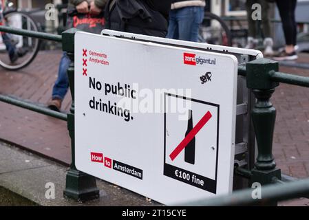 1 avril 2023, Amsterdam, pays-Bas, pas d'alcool dans les espaces publics panneau d'avertissement en langue anglaise dans Red Light District à Amsterdam, pays-Bas Banque D'Images