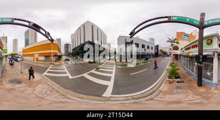 Vue panoramique à 360° de Miami, FL, États-Unis - 6 octobre 2023 : 360 entreprise photo équirectangulaire au centre-ville de Miami