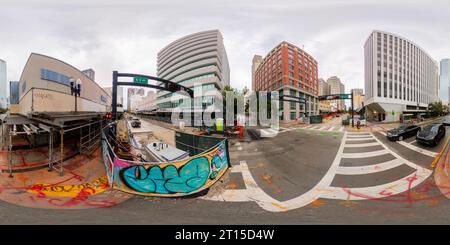 Vue panoramique à 360° de Miami, FL, USA - 6 octobre 2023 : 360 construction de photos équirectangulaires à Flagler Street