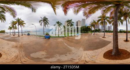 Vue panoramique à 360° de Miami, FL, USA - 6 octobre 2023 : 360 photo équirectangulaire Bayside Bayfront Park