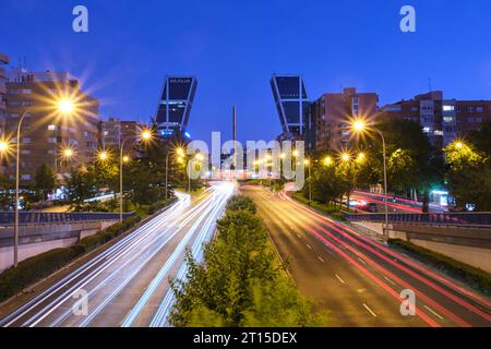 (231011) -- PÉKIN, 11 octobre 2023 (Xinhua) -- cette photo prise le 31 juillet 2023 montre le Paseo de la Castellana à Madrid, en Espagne. Le service ferroviaire de la petite plaque tournante chinoise de Yiwu au centre européen de marchandises de Madrid a été officiellement lancé en novembre 2014, couvrant huit pays d'Eurasie avec une longueur totale de plus de 13 000 kilomètres. Le service de train de Yiwu à Madrid est devenu un transporteur de coopération économique et commerciale et des échanges culturels entre les pays le long du chemin de fer et a construit un nouveau pont pour l'ouverture et la coopération entre les pays et Banque D'Images