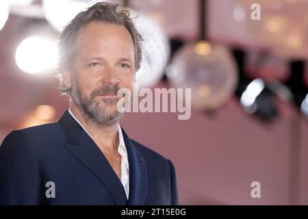 VENISE, ITALIE - SEPTEMBRE 08 : Peter Sarsgaard assiste au tapis rouge pour le film "Memory" au 80e Festival International du film de Venise à Septembe Banque D'Images