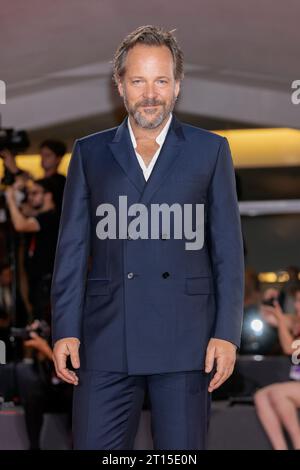 VENISE, ITALIE - SEPTEMBRE 08 : Peter Sarsgaard assiste au tapis rouge pour le film "Memory" au 80e Festival International du film de Venise à Septembe Banque D'Images