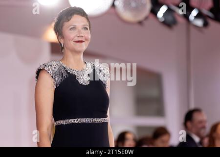 VENISE, ITALIE - SEPTEMBRE 08 : Maggie Gyllenhaal assiste au tapis rouge pour le film "Memory" au 80e Festival International du film de Venise à Septem Banque D'Images