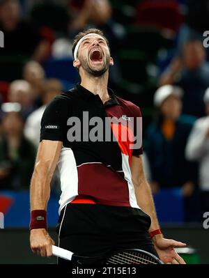 Shanghai, Chine. 11 octobre 2023. Grigor Dimitrov, de Bulgarie, jubilise après avoir remporté le match en simple masculin de 16 entre Carlos Alcaraz, d'Espagne, et Grigor Dimitrov, de Bulgarie, au tournoi de tennis ATP Shanghai Masters à Shanghai, dans l'est de la Chine, le 11 octobre 2023. Crédit : Wang Lili/Xinhua/Alamy Live News Banque D'Images