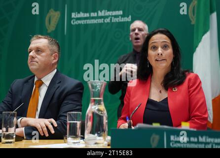 Catherine Martin (à droite), ministre du Tourisme, de la Culture, des Arts, du Gaeltacht, des Sports et des médias, et Thomas Byrne (à gauche), ministre d'État au département, lors d'une conférence de presse sur le budget 2024 aux bâtiments gouvernementaux à Dublin. La ministre Martin a déclaré qu'elle retiendrait un financement supplémentaire de 40 millions d'euros de RTE jusqu'à ce que le radiodiffuseur produise sa vision stratégique pour la réforme. Date de la photo : mercredi 11 octobre 2023. Banque D'Images