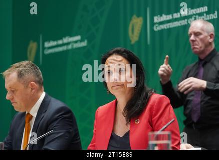 Catherine Martin (à droite), ministre du Tourisme, de la Culture, des Arts, du Gaeltacht, des Sports et des médias, et Thomas Byrne (à gauche), ministre d'État au département, lors d'une conférence de presse sur le budget 2024 aux bâtiments gouvernementaux à Dublin. La ministre Martin a déclaré qu'elle retiendrait un financement supplémentaire de 40 millions d'euros de RTE jusqu'à ce que le radiodiffuseur produise sa vision stratégique pour la réforme. Date de la photo : mercredi 11 octobre 2023. Banque D'Images