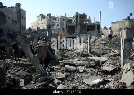 Rafah, Gaza. 11 octobre 2023. Les gens cherchent des biens récupérables après une frappe aérienne israélienne à Rafah, dans le Sud de la bande de Gaza, le mercredi 11 octobre 2023. Les responsables de Gaza ont signalé que plus de 1055 personnes avaient été tuées alors qu’Israël pilonnait le territoire avec des frappes aériennes. Photo par Ismael Mohamad/UPI crédit : UPI/Alamy Live News Banque D'Images