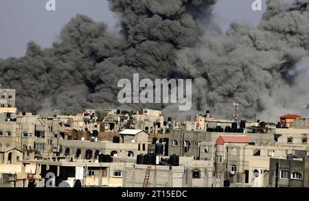 Rafah, Gaza. 11 octobre 2023. De la fumée monte au-dessus des bâtiments, dans le sud de la bande de Gaza, suite à une frappe israélienne, le mercredi 11 octobre 2023. Les responsables de Gaza ont signalé que plus de 1055 personnes avaient été tuées alors qu’Israël pilonnait le territoire avec des frappes aériennes. Photo par Ismael Mohamad/UPI crédit : UPI/Alamy Live News Banque D'Images