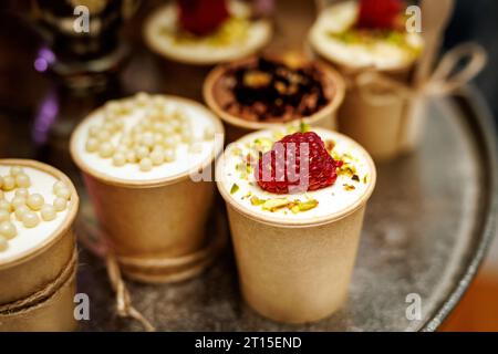 Mug gâteaux à la framboise dans des tasses en papier. Banque D'Images