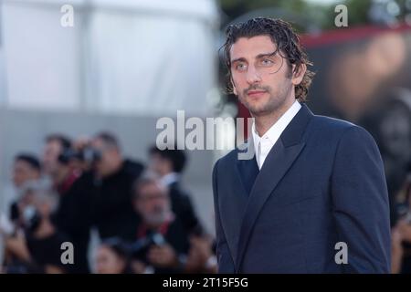 VENISE, ITALIE - SEPTEMBRE 05 : le réalisateur Pietro Castellitto assiste au tapis rouge du film 'Enea' au 80e Festival International du film de Venise Banque D'Images