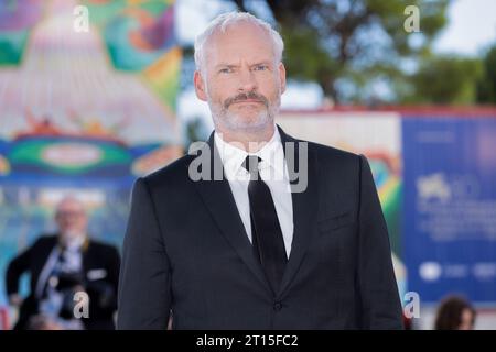 VENISE, ITALIE - 30 AOÛT : Martin McDonagh assiste au tapis rouge d'ouverture du 80e Festival International du film de Venise le 30 août 2023 à Venise, Banque D'Images