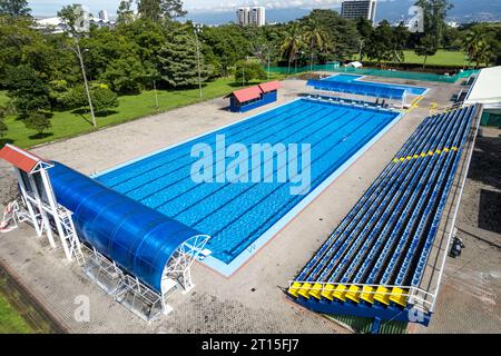 Vue aérienne de la piscine olympique extérieure dans le parc Sabana à San Jose Costa Rica Banque D'Images