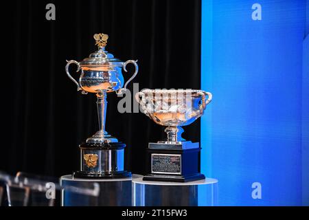 Melbourne, Australie. 11 octobre 2023. Trophées de l'Open d'Australie présentés lors du lancement médiatique de l'Open d'Australie 2024 à Centrepiece, Melbourne Park. (Photo Alexander Bogatyrev/SOPA Images/Sipa USA) crédit : SIPA USA/Alamy Live News Banque D'Images