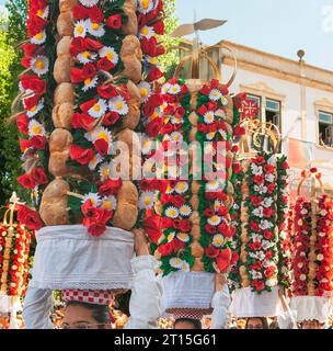 Le Cortejo dos Tabuleiros pour Festa dos Tabuleiros à Tomar, Portugal 2023. Banque D'Images