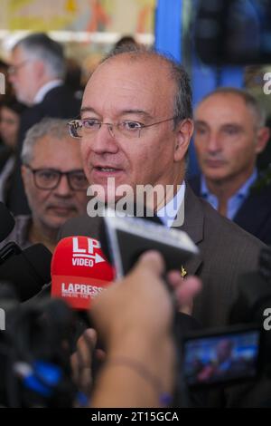 Napoli, Italie. 11 octobre 2023. Le ministre de l'éducation et du mérite du gouvernement Meloni, Giuseppe Valditara, signe le protocole Agenda Sud à Caivano, qui fournit une aide aux écoles locales. Crédit : Agence photo indépendante/Alamy Live News Banque D'Images