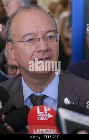 Napoli, Italie. 11 octobre 2023. Le ministre de l'éducation et du mérite du gouvernement Meloni, Giuseppe Valditara, signe le protocole Agenda Sud à Caivano, qui fournit une aide aux écoles locales. Crédit : Agence photo indépendante/Alamy Live News Banque D'Images