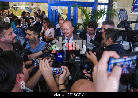 Napoli, Italie. 11 octobre 2023. Le ministre de l'éducation et du mérite du gouvernement Meloni, Giuseppe Valditara, signe le protocole Agenda Sud à Caivano, qui fournit une aide aux écoles locales. Crédit : Agence photo indépendante/Alamy Live News Banque D'Images