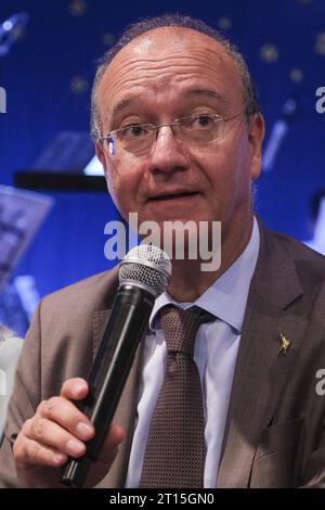 Napoli, Italie. 11 octobre 2023. Le ministre de l'éducation et du mérite du gouvernement Meloni, Giuseppe Valditara, signe le protocole Agenda Sud à Caivano, qui fournit une aide aux écoles locales. Crédit : Agence photo indépendante/Alamy Live News Banque D'Images