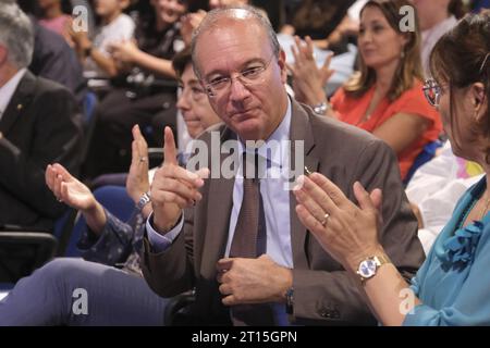 Napoli, Italie. 11 octobre 2023. Le ministre de l'éducation et du mérite du gouvernement Meloni, Giuseppe Valditara, signe le protocole Agenda Sud à Caivano, qui fournit une aide aux écoles locales. Crédit : Agence photo indépendante/Alamy Live News Banque D'Images