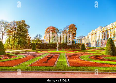 Parc Catherine en automne doré. Pouchkine (Tsarskoe Selo), St. Petersburg, Russie - 10 octobre 2023 Banque D'Images