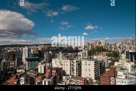 Vue panoramique de la zone centrale nord de la ville de Quito avec des bâtiments à l'horizon pendant une journée nuageuse. Équateur Banque D'Images