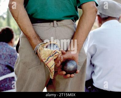 Jouer au jeu de boules, ou aussi appelé pétanque, en France Banque D'Images