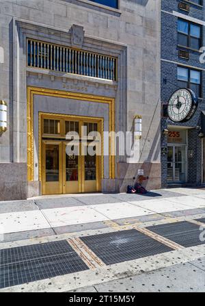 La 80 8e Avenue, l’ancien Banker’s Trust Building, a été conçue par William Whitehall et construite en 1929. Il a une façade en briques au-dessus d'une base en pierre. Banque D'Images