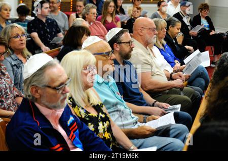 Melbourne, Comté de Brevard, Floride, États-Unis. 10 octobre 2023 Temple Beth Sholom a tenu un «rassemblement de prière pour Israël» dans un rassemblement interreligieux ce soir. Crédit photo : Julian Leek/Alamy Live News Banque D'Images