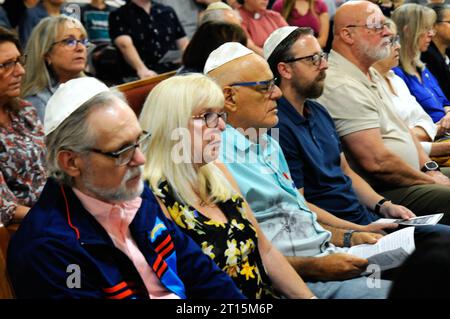 Melbourne, Comté de Brevard, Floride, États-Unis. 10 octobre 2023 Temple Beth Sholom a tenu un «rassemblement de prière pour Israël» dans un rassemblement interreligieux ce soir. Crédit photo : Julian Leek/Alamy Live News Banque D'Images