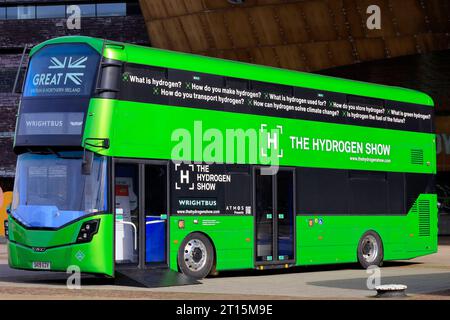 Bus Wright vert à deux étages lors d'un événement de promotion des véhicules à hydrogène à l'extérieur du Millennium Centre, Cardiff Bay. Octobre 2023. Banque D'Images