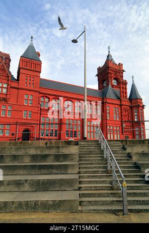 Le bâtiment Pierhead est tiré de Roald Dahl Plass (anciennement Oval Basin) Cardiff Bay, pays de Galles du Sud. Prise en octobre 2023. Banque D'Images