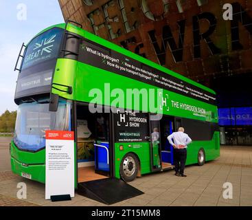 Bus Wright vert à deux étages lors d'un événement de promotion des véhicules à hydrogène à l'extérieur du Millennium Centre, Cardiff Bay. Octobre 2023. Banque D'Images