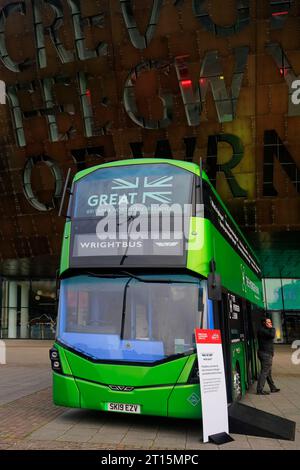 Bus Wright vert à deux étages lors d'un événement de promotion des véhicules à hydrogène à l'extérieur du Millennium Centre, Cardiff Bay. Octobre 2023. Banque D'Images