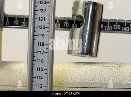 nombre de poids et de taille des patients lors de l'examen médical sur une balance de salle de bain en métal antique vintage Banque D'Images