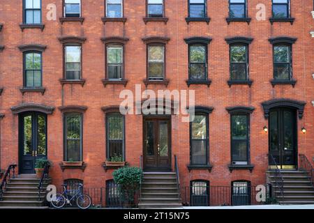 Façade d'un immeuble d'appartements en briques à l'ancienne ou d'une maison de ville à New York Banque D'Images