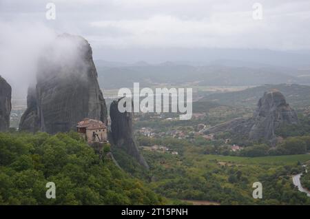 Le monastère de Roussanou dans la brume, Météores Banque D'Images