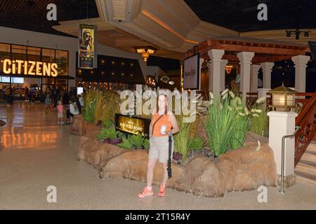 Nevada USA 05-09-21 Tourist pose pour une photo dans le couloir principal qui relie le casino aux restaurants et bars de Mandalay Bay Las Vegas Banque D'Images