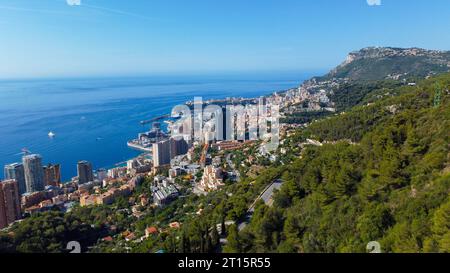 Vue de la ville riche de Montecarlo, grands bâtiments, rues étroites célèbres pour la formule 1 course. montagne, mer et belle ville sur une journée ensoleillée de vacances Banque D'Images