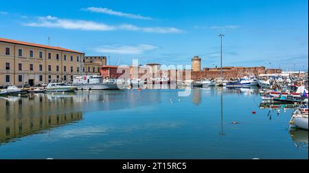 Vue panoramique depuis le port de la ville de Livourne un matin d'été. Toscane, Italie. Banque D'Images