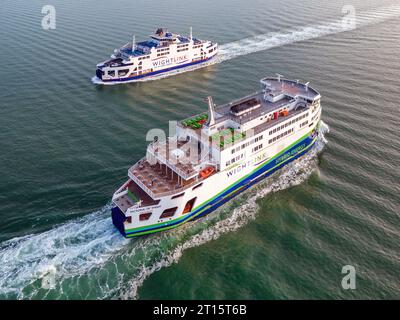 Le Wightlink Isle of Wight ferries Victoria of Wight et St. Clare passant dans le Solent. Banque D'Images
