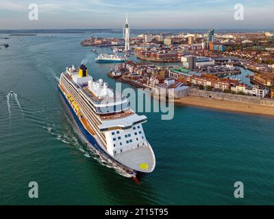 Vues aériennes du bateau de croisière Spirit of Adventure de Saga Cruises au départ du port de Portsmouth. Banque D'Images