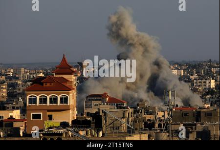 Rafah, Gaza. 11 octobre 2023. De la fumée monte au-dessus des bâtiments, dans le sud de la bande de Gaza, suite à une frappe israélienne, le mercredi 11 octobre 2023. Les responsables de Gaza ont signalé que plus de 1055 personnes avaient été tuées alors qu’Israël pilonnait le territoire avec des frappes aériennes. Photo par Ismael Mohamad/UPI crédit : UPI/Alamy Live News Banque D'Images