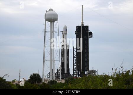 La fusée SpaceX Falcon Heavy est prête à lancer le satellite PSYCHÉ de la NASA depuis le complexe 39a au Kennedy Space Center, en Floride, le mercredi 11 octobre 2023. Le satellite PSYCHÉ explorera l'astéroïde riche en métaux du même nom après un voyage de près de six ans. Photo de Joe Marino/UPI crédit : UPI/Alamy Live News Banque D'Images